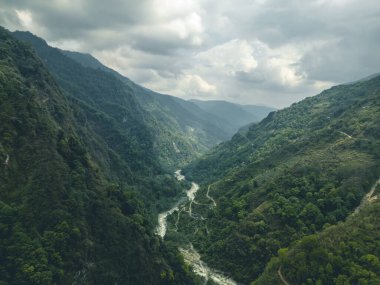 Dağların üzerinde bulutlar, sisin içinde dağlar, Annapurna ana kampı sırasında, Nepal