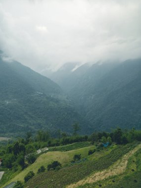 Dağların üzerinde bulutlar, sisin içinde dağlar, Annapurna ana kampı sırasında, Nepal