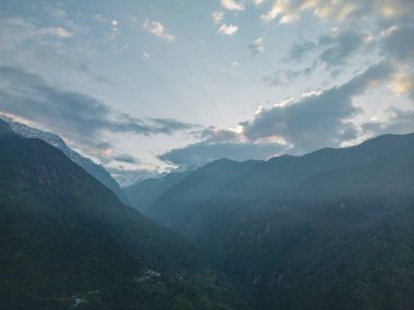 Dağların üzerinde bulutlar, sisin içinde dağlar, Annapurna ana kampı sırasında, Nepal
