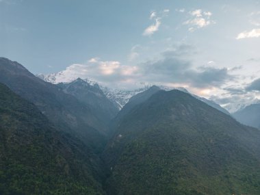 Dağların üzerinde bulutlar, sisin içinde dağlar, Annapurna ana kampı sırasında, Nepal