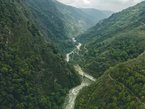 Dağların üzerinde bulutlar, sisin içinde dağlar, Annapurna ana kampı sırasında, Nepal