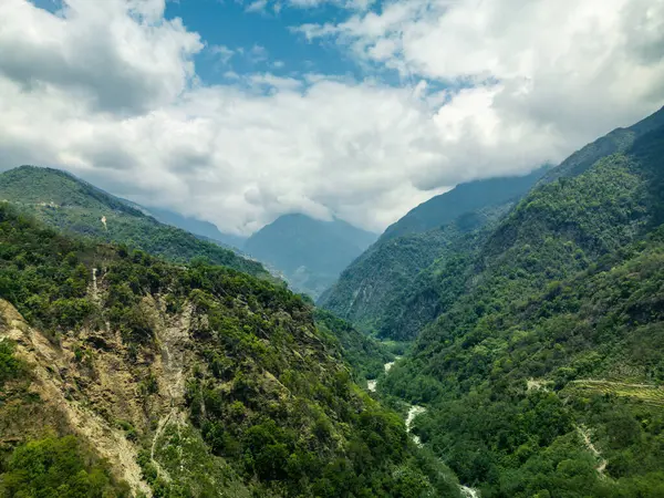 Dağların üzerinde bulutlar, sisin içinde dağlar, Annapurna ana kampı sırasında, Nepal