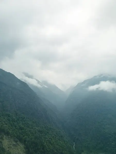 Dağların üzerinde bulutlar, sisin içinde dağlar, Annapurna ana kampı sırasında, Nepal