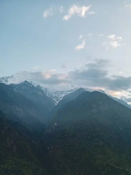 Dağların üzerinde bulutlar, sisin içinde dağlar, Annapurna ana kampı sırasında, Nepal