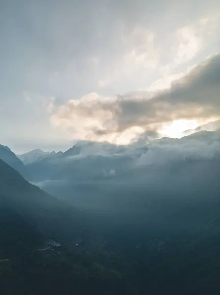 Dağların üzerinde bulutlar, sisin içinde dağlar, Annapurna ana kampı sırasında, Nepal