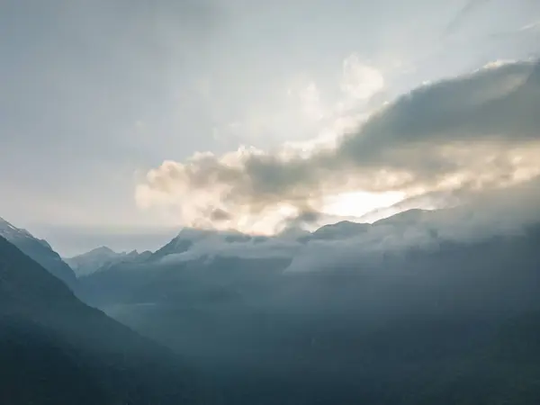 Dağların üzerinde bulutlar, sisin içinde dağlar, Annapurna ana kampı sırasında, Nepal
