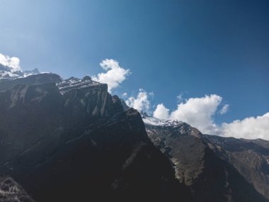 Dağların üzerinde bulutlar, sisin içinde dağlar, Annapurna ana kampı sırasında, Nepal