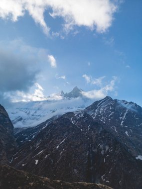 Dağların üzerinde bulutlar, sisin içinde dağlar, Annapurna ana kampı sırasında, Nepal