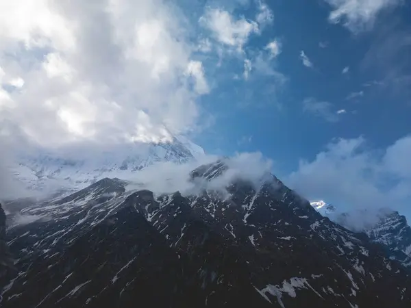 Dağların üzerinde bulutlar, sisin içinde dağlar, Annapurna ana kampı sırasında, Nepal