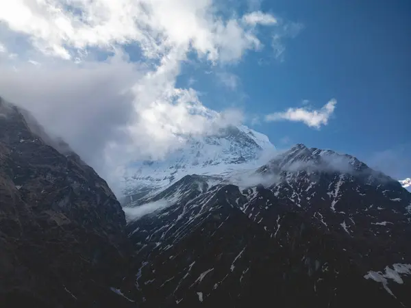 Dağların üzerinde bulutlar, sisin içinde dağlar, Annapurna ana kampı sırasında, Nepal