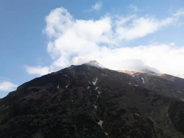 Dağların üzerinde bulutlar, sisin içinde dağlar, Annapurna ana kampı sırasında, Nepal