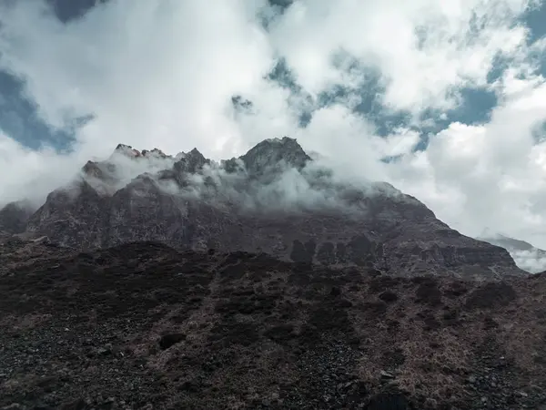 Dağların üzerinde bulutlar, sisin içinde dağlar, Annapurna ana kampı sırasında, Nepal