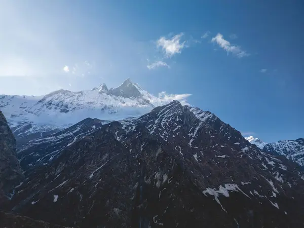 Dağların üzerinde bulutlar, sisin içinde dağlar, Annapurna ana kampı sırasında, Nepal