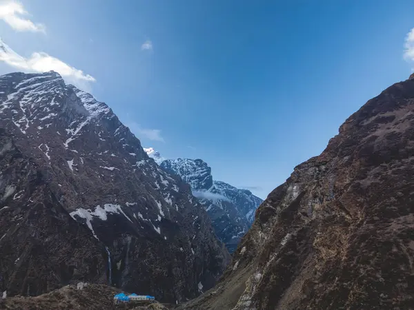 Dağların üzerinde bulutlar, sisin içinde dağlar, Annapurna ana kampı sırasında, Nepal