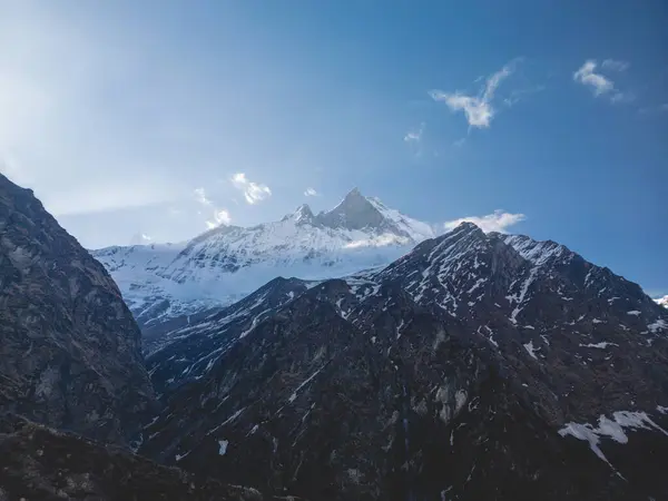 Dağların üzerinde bulutlar, sisin içinde dağlar, Annapurna ana kampı sırasında, Nepal