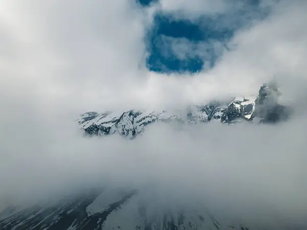Nepal 'deki dağ, Annapurna ana kamp bulutları