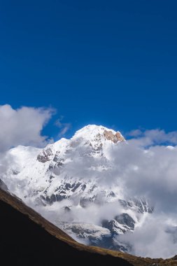 Hiunchuli Zirvesi: Nepal 'deki Himalaya Mucizesi, Nepal' deki Hiunchuli Tepesi Büyüleyici Manzarası, Hiunchuli Tepesi: Himalayalar 'daki Kar Kaplama Devi