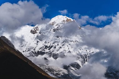 Hiunchuli Zirvesi: Nepal 'deki Himalaya Mucizesi, Nepal' deki Hiunchuli Tepesi Büyüleyici Manzarası, Hiunchuli Tepesi: Himalayalar 'daki Kar Kaplama Devi