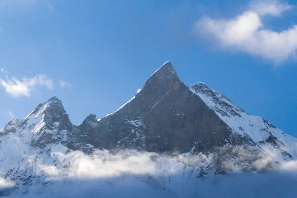 Nepal 'deki görkemli Machapuchare Dağı' nda açık mavi gökyüzüne karşı karla kaplı tepeler, balık kuyruğu zirvesi: Nepal 'deki Iconic Machapuchare dağı, Himalayalar' daki Machapuchare Dağı 'nın çarpıcı manzarası