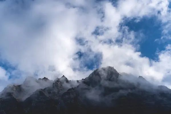Nepal 'deki Görkemli Dağ Sırası Bulutlu Gökyüzü, Nepalli Dağ Sırası Parlak Mavi Gökyüzü Altında