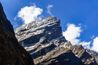 Mardi Himal Dağı, Machapuchare 'den Deurali' ye Majestic Mountain Views, Annapurna Trek Nepal sırasında Himalayaların açılışı.
