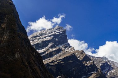 Mardi Himal Dağı, Machapuchare 'den Deurali' ye Majestic Mountain Views, Annapurna Trek Nepal sırasında Himalayaların açılışı.