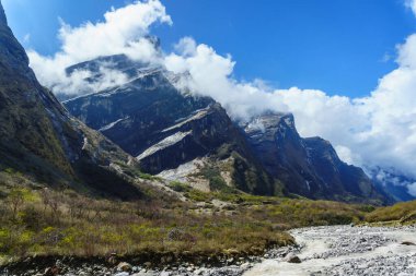 Mardi Himal Dağı, Machapuchare 'den Deurali' ye Majestic Mountain Views, Annapurna Trek Nepal sırasında Himalayaların açılışı.