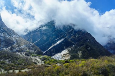 Mardi Himal Dağı, Machapuchare 'den Deurali' ye Majestic Mountain Views, Annapurna Trek Nepal sırasında Himalayaların açılışı.