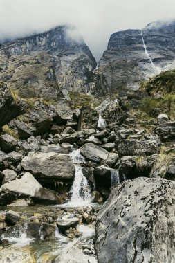 Nepal 'deki dağ, Nepal' deki şelale, dağdaki şelale, Annapurna yolu.