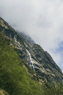 Nepal 'deki dağ, Nepal' deki şelale, dağdaki şelale, Annapurna yolu.