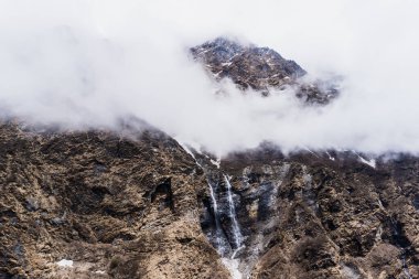 Nepal 'deki dağ, Nepal' deki şelale, dağdaki şelale, Annapurna yolu.