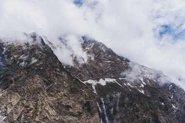 Nepal 'deki dağ, Nepal' deki şelale, dağdaki şelale, Annapurna yolu.