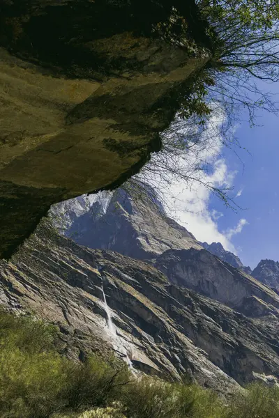 Nepal 'deki dağ, Nepal' deki şelale, dağdaki şelale, Annapurna yolu.