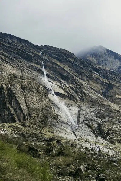 Nepal 'deki dağ, Nepal' deki şelale, dağdaki şelale, Annapurna yolu.