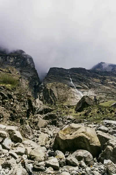 Nepal 'deki dağ, Nepal' deki şelale, dağdaki şelale, Annapurna yolu.