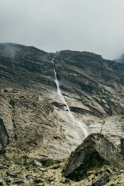 Nepal 'deki dağ, Nepal' deki şelale, dağdaki şelale, Annapurna yolu.