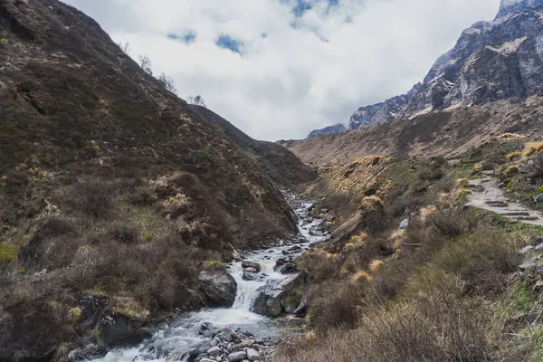 Nepal 'deki dağ, Nepal' deki şelale, dağdaki şelale, Annapurna yolu.