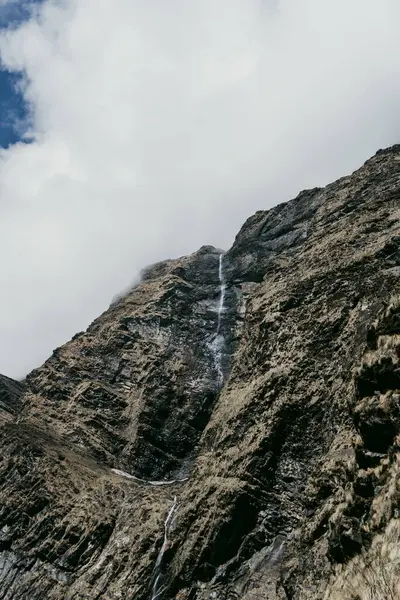 Nepal 'deki dağ, Nepal' deki şelale, dağdaki şelale, Annapurna yolu.