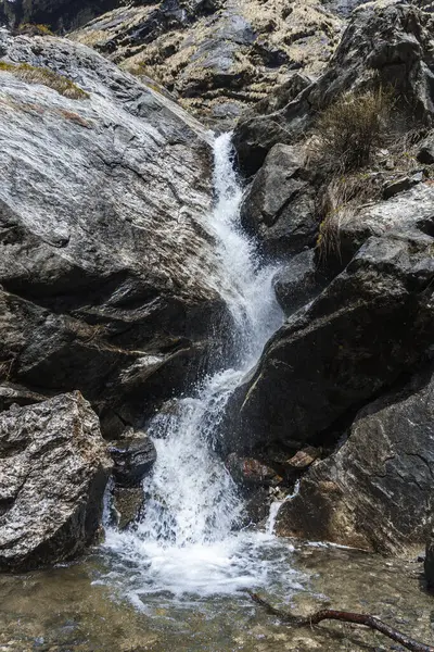 Nepal 'deki dağ, Nepal' deki şelale, dağdaki şelale, Annapurna yolu.