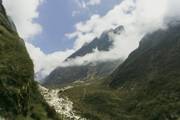Nepal 'de bir köy, Nepal' de misafir evi, Annapurna Ana Kamp Gezisi, Nepal 'de kırsal bölge, Nepal' de Dağ