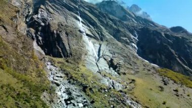 Nepal Himalaya Dağları 'ndaki Görkemli Şelale Hava Görüntüsü