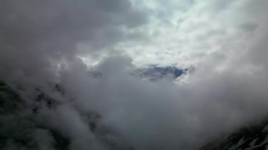 Yolculuk sırasında Annapurna Dağları ve Vadisi 'nin Manzaralı Havası