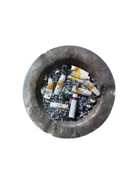 用白色隔开的一盘香烟和香烟的特写镜头 — 图库照片