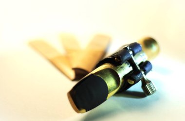 Saksafon ağızlığı ve sazlıkları kapat. 