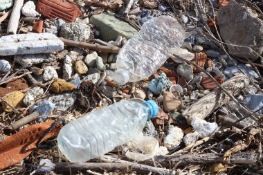 Suda yüzen toprak ve plastiğin rahatsız edici görüntüsüne tanık olun. Su ekosistemimizi saran kirliliğin acımasız bir kanıtı. Bu rahatsız edici görüntü, çevrenin acilen yönetilmesi ve korunması gerektiğinin kesin bir hatırlatıcısıdır.