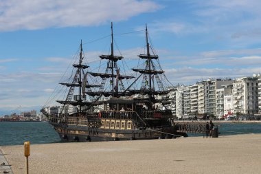 Suyun kenarında huzur içinde dinlenen sahil rıhtımlarının ve resimli teknelerin huzurlu görüntülerine dalın. Bu büyüleyici görüntüler kıyı dinginliğinin özünü yakalar ve izleyicileri sakinleştirici boyunca görsel bir yolculuğa çıkmaya davet eder.