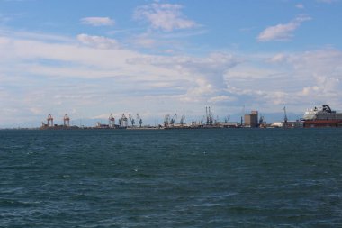 Ege Denizi 'nin masmavi sularının zarif bir şekilde kumlu kıyılarla buluştuğu Selanik' in kıyı şeridinin büyüleyici güzelliğine kendinizi daldırın. Gözün alabildiğince uzanan nefes kesici bir manzara yaratın. Olimpos Dağı ikonik