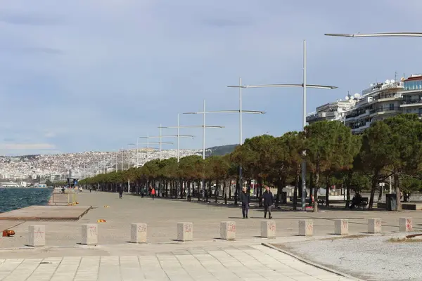 Ege Denizi 'nin masmavi sularının zarif bir şekilde kumlu kıyılarla buluştuğu Selanik' in kıyı şeridinin büyüleyici güzelliğine kendinizi daldırın. Gözün alabildiğince uzanan nefes kesici bir manzara yaratın. Olimpos Dağı ikonik