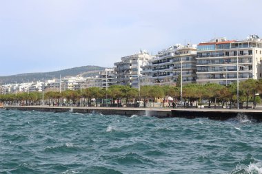 Ege Denizi 'nin masmavi sularının zarif bir şekilde kumlu kıyılarla buluştuğu Selanik' in kıyı şeridinin büyüleyici güzelliğine kendinizi daldırın. Gözün alabildiğince uzanan nefes kesici bir manzara yaratın. Olimpos Dağı ikonik