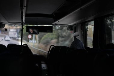 Otobüsün çalkantılı kalbine adım at ve şehir keşfine çık..